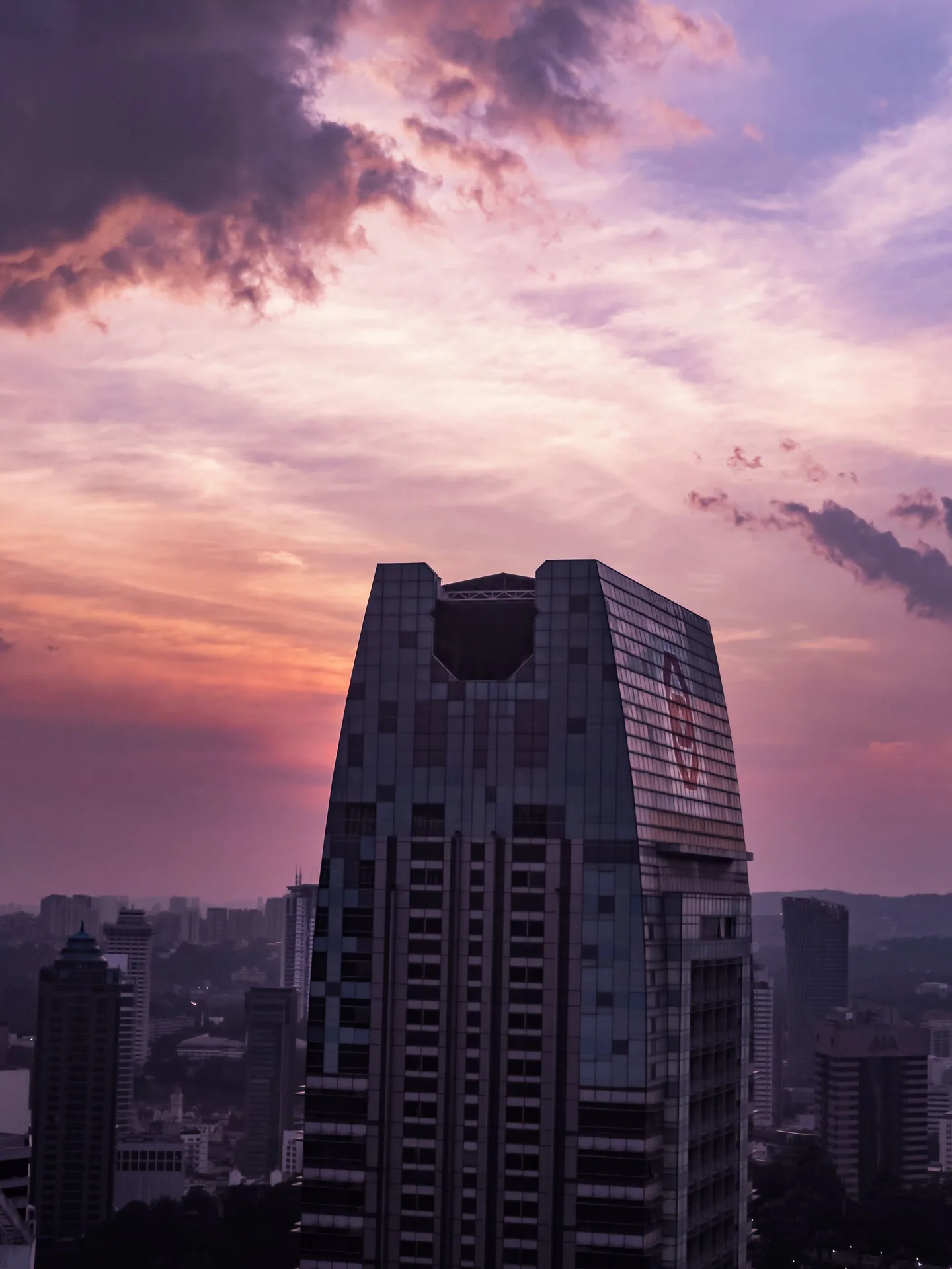 新山现代高楼在黄昏天空下的建筑群