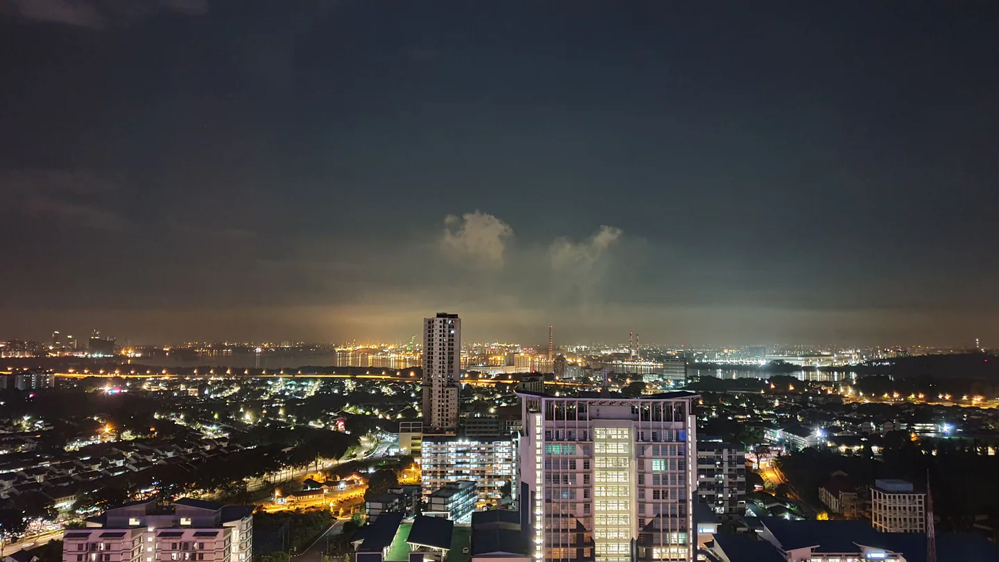 新山（Johor Bahru）夜晚的城市天际线与灯光